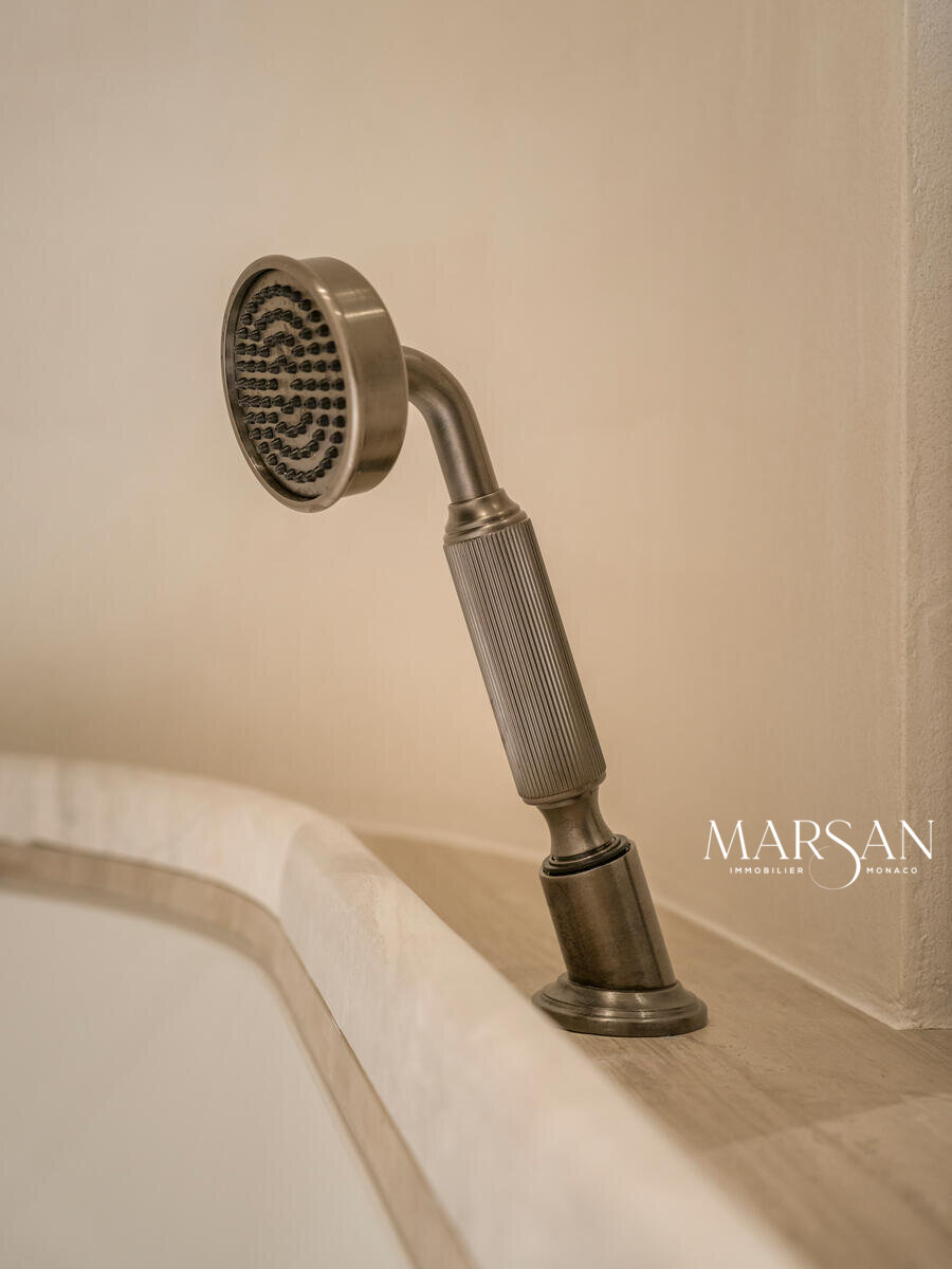 High-end renovated three-room apartment – Boulevard des Moulins