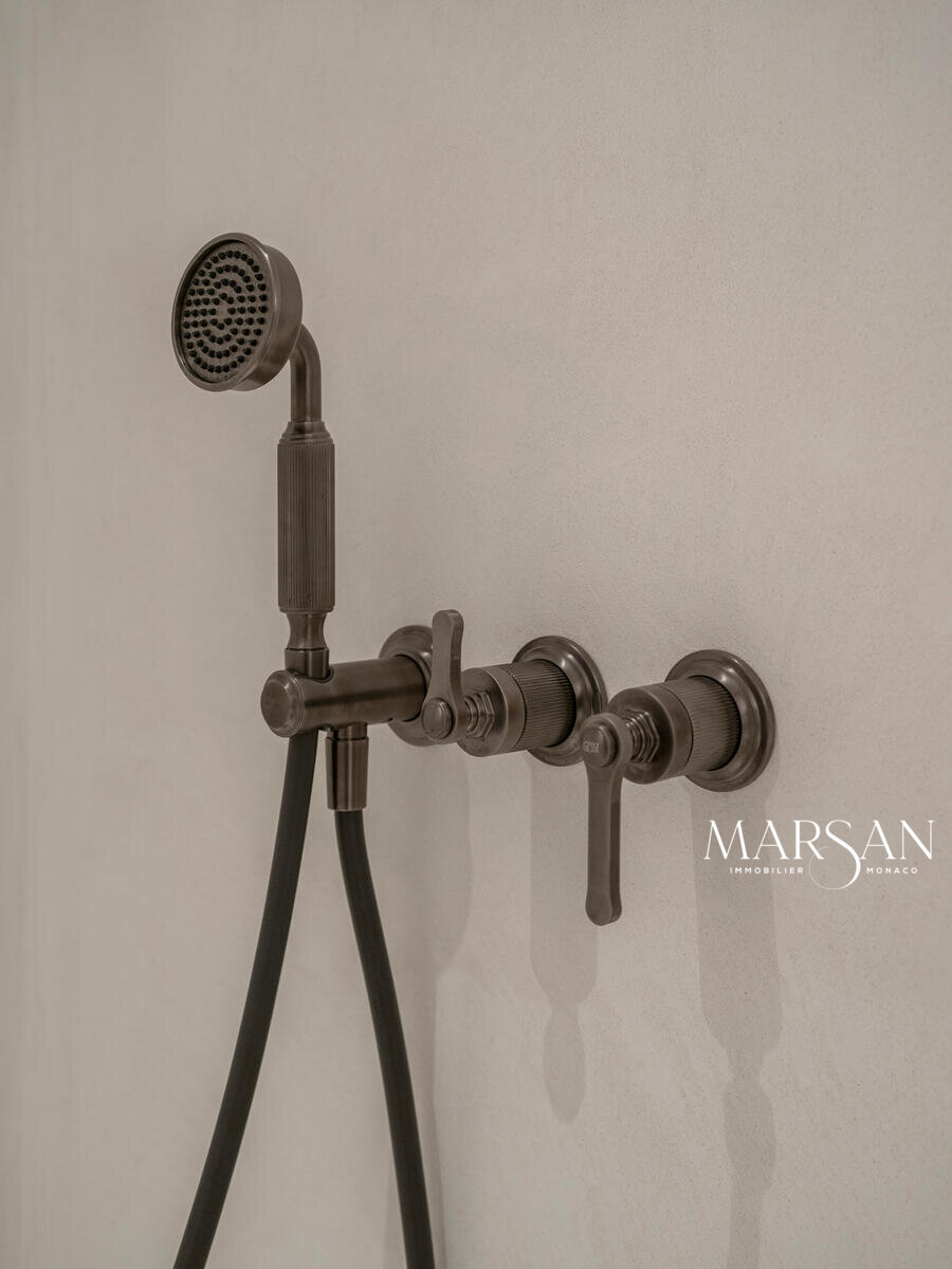 High-end renovated three-room apartment – Boulevard des Moulins