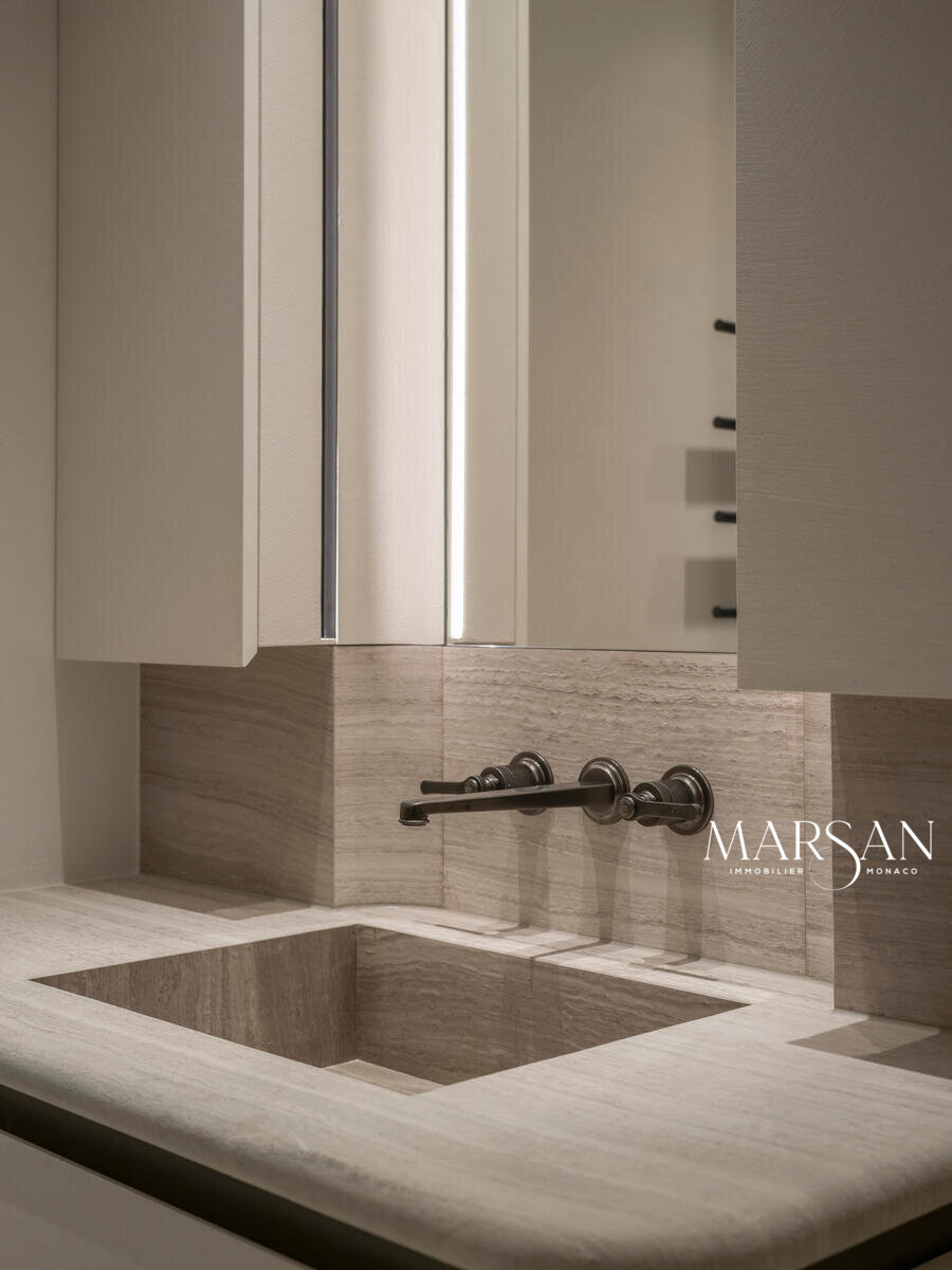 High-end renovated three-room apartment – Boulevard des Moulins