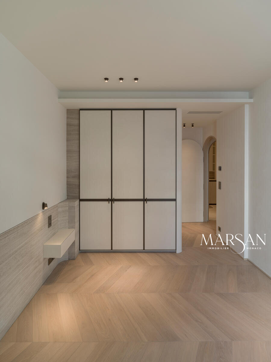 High-end renovated three-room apartment – Boulevard des Moulins