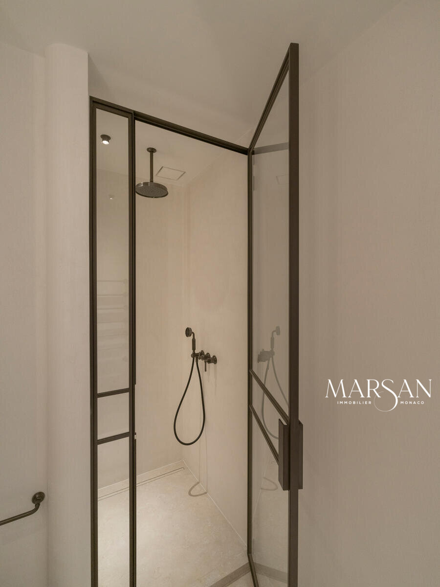 High-end renovated three-room apartment – Boulevard des Moulins