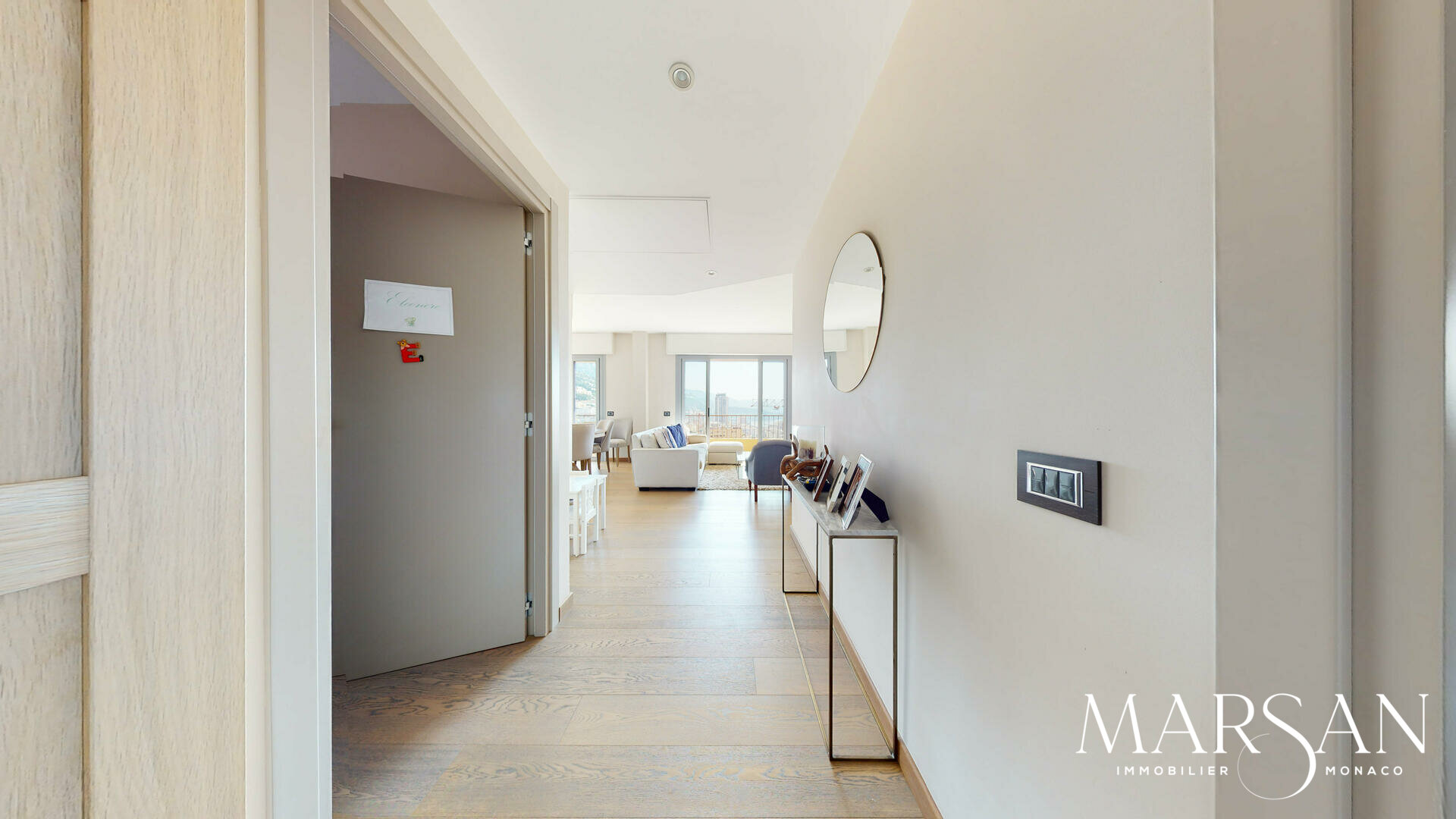 SUPERBO APPARTAMENTO CON 3 CAMERE DA LETTO COMPLETAMENTE RISTRUTTURATO IN VENDITA