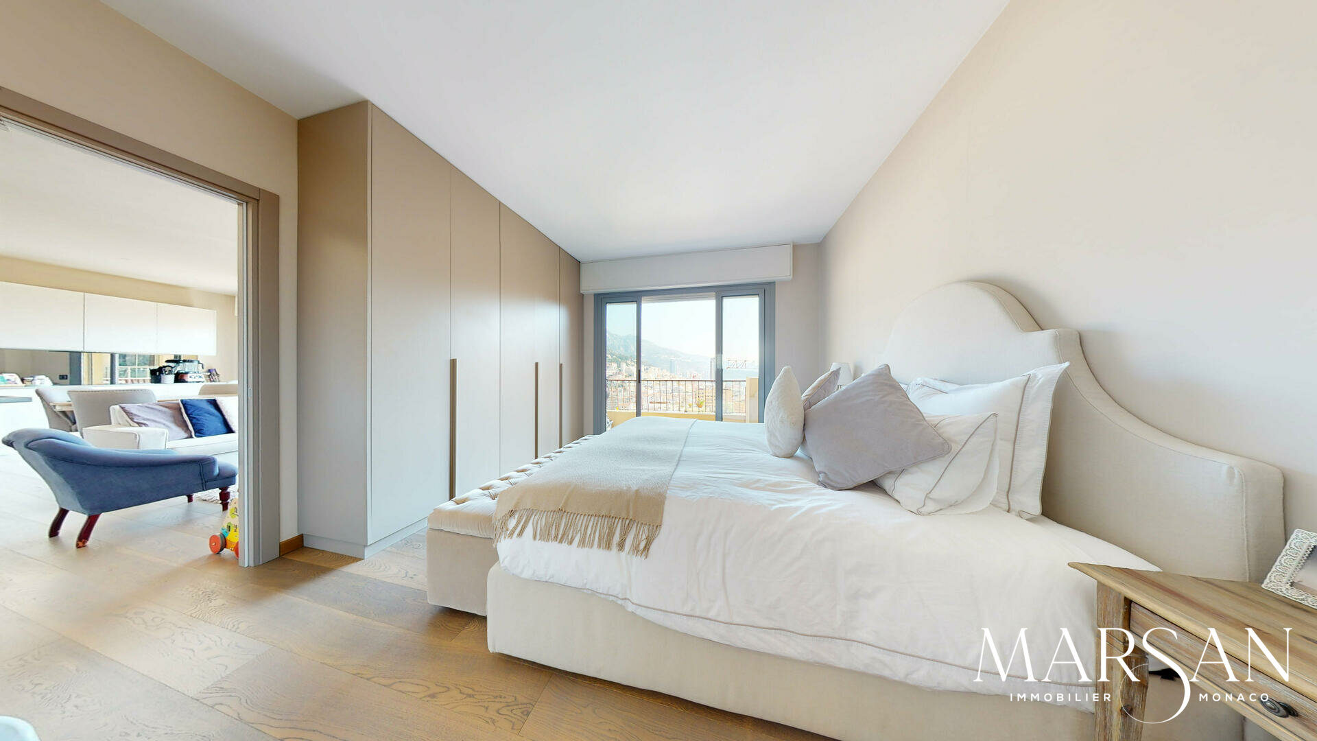 SUPERBO APPARTAMENTO CON 3 CAMERE DA LETTO COMPLETAMENTE RISTRUTTURATO IN VENDITA