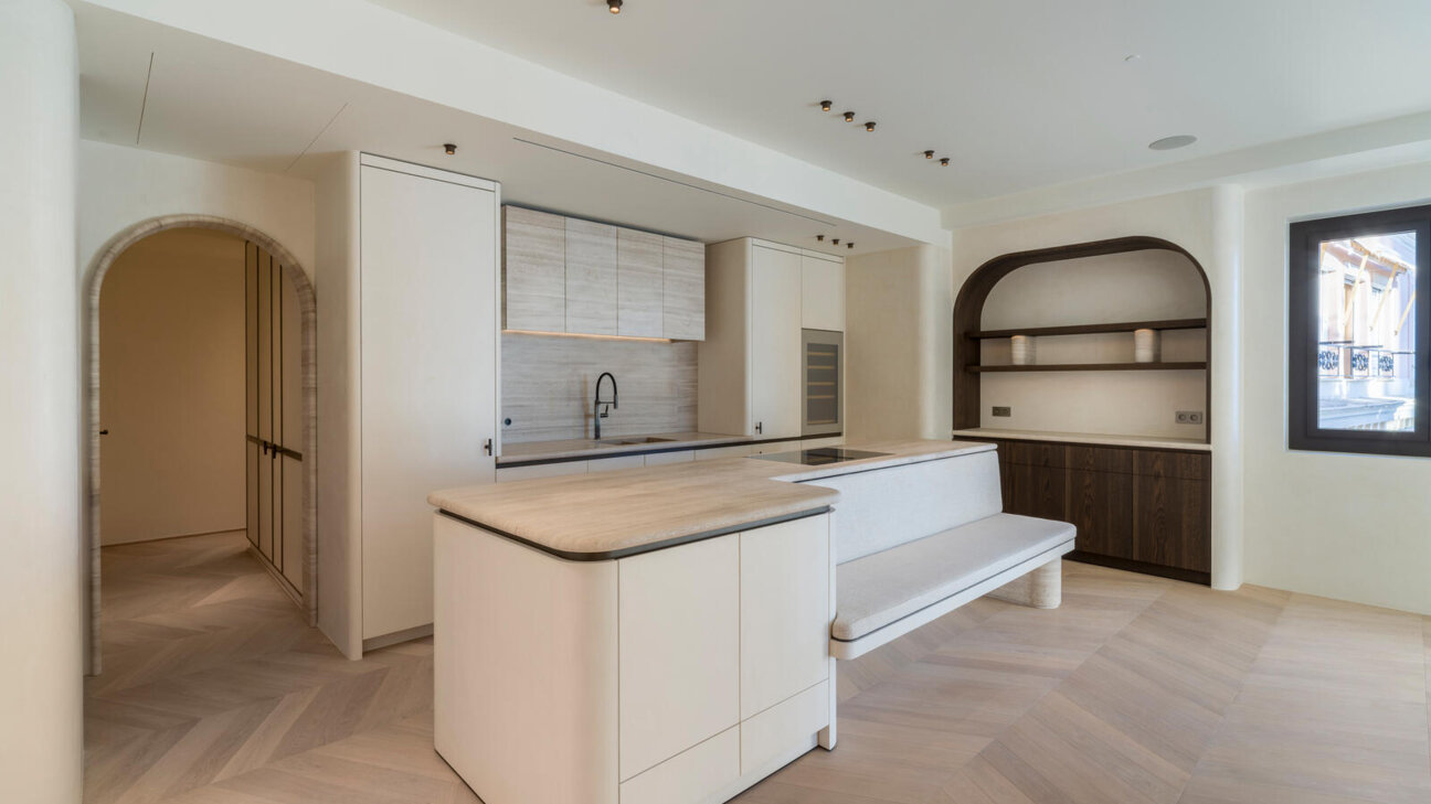 High-end renovated three-room apartment – Boulevard des Moulins