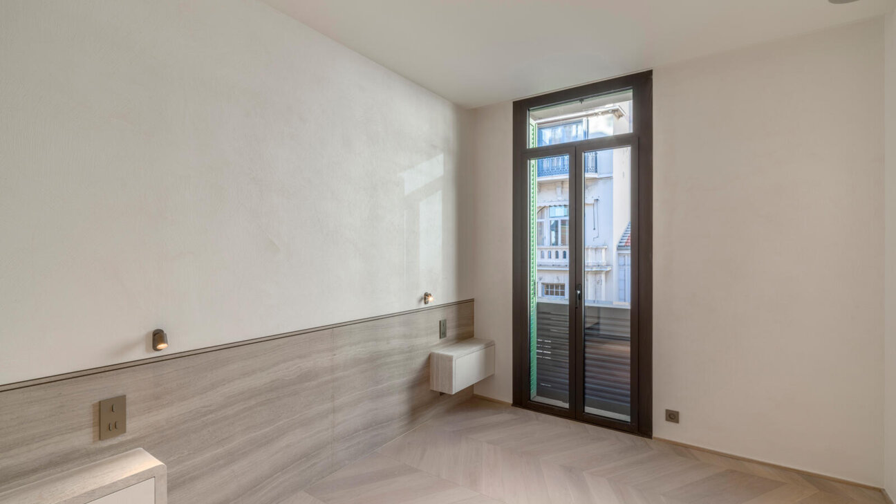 High-end renovated three-room apartment – Boulevard des Moulins