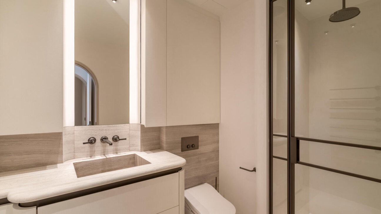 High-end renovated three-room apartment – Boulevard des Moulins