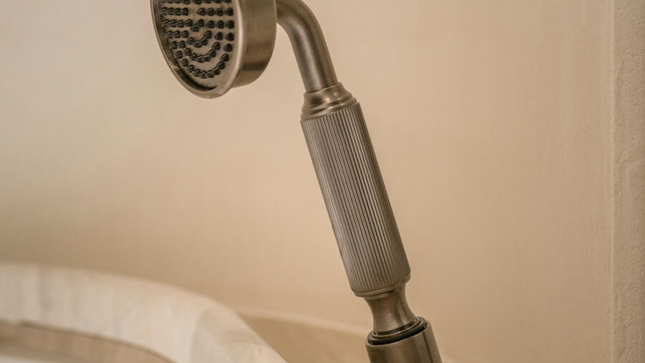 High-end renovated three-room apartment – Boulevard des Moulins