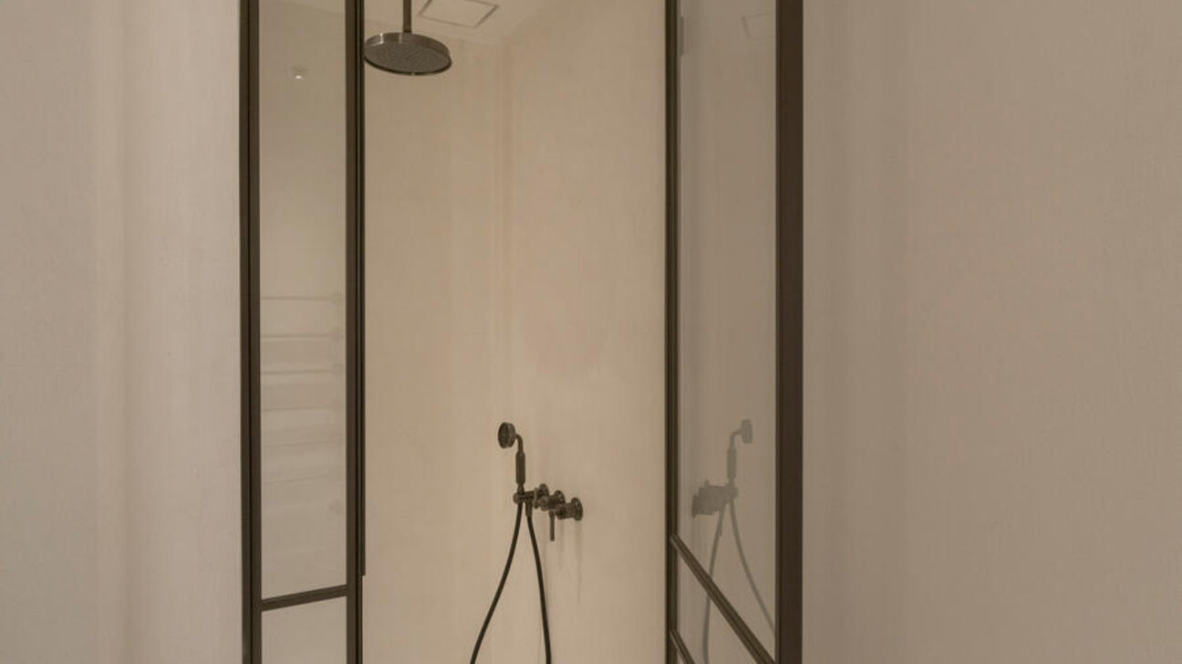 High-end renovated three-room apartment – Boulevard des Moulins