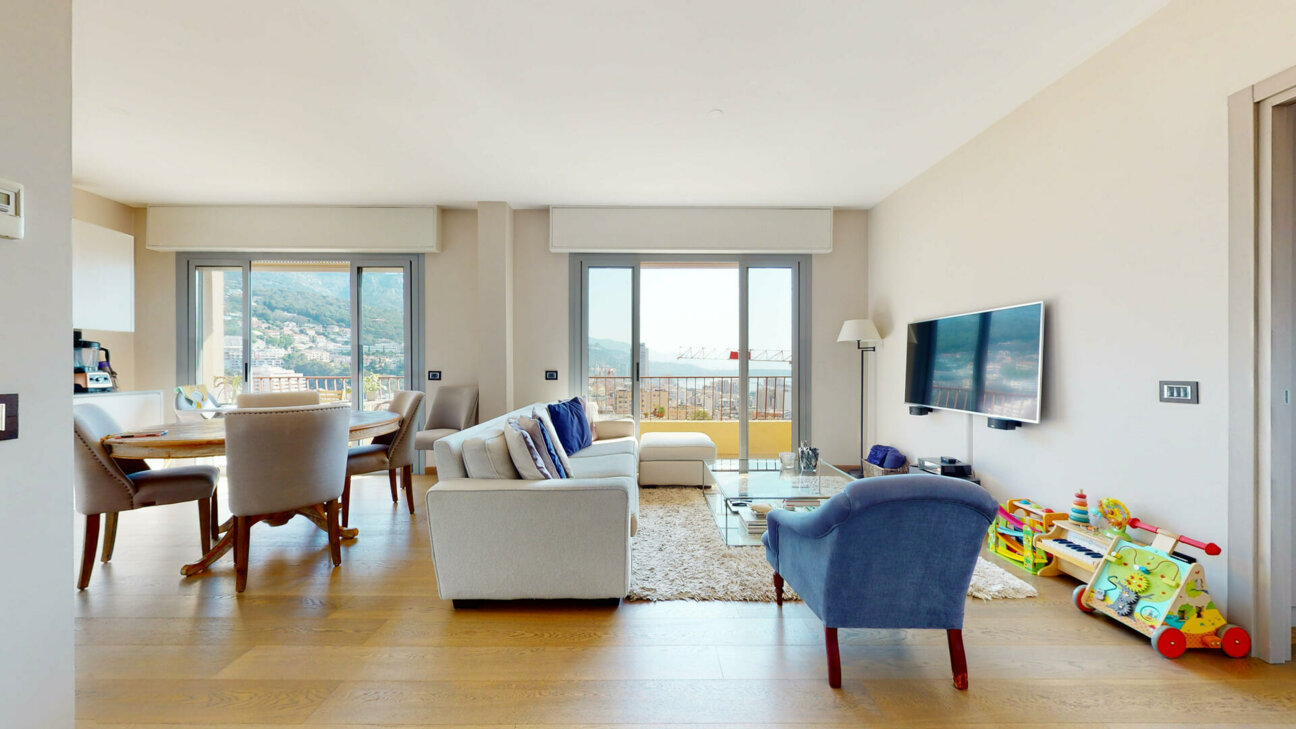 SUPERBO APPARTAMENTO CON 3 CAMERE DA LETTO COMPLETAMENTE RISTRUTTURATO IN VENDITA