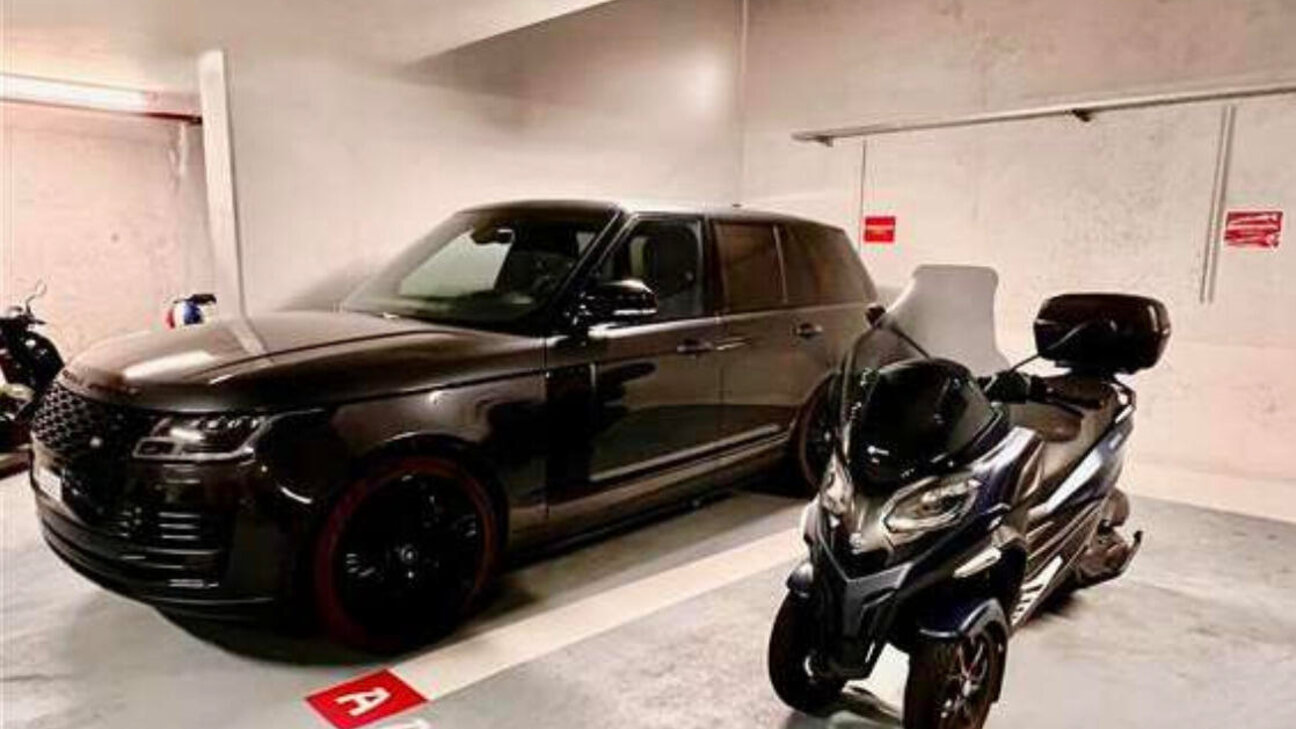 Beautiful office- NEAR MONTE CARLO COUNTRY CLUB