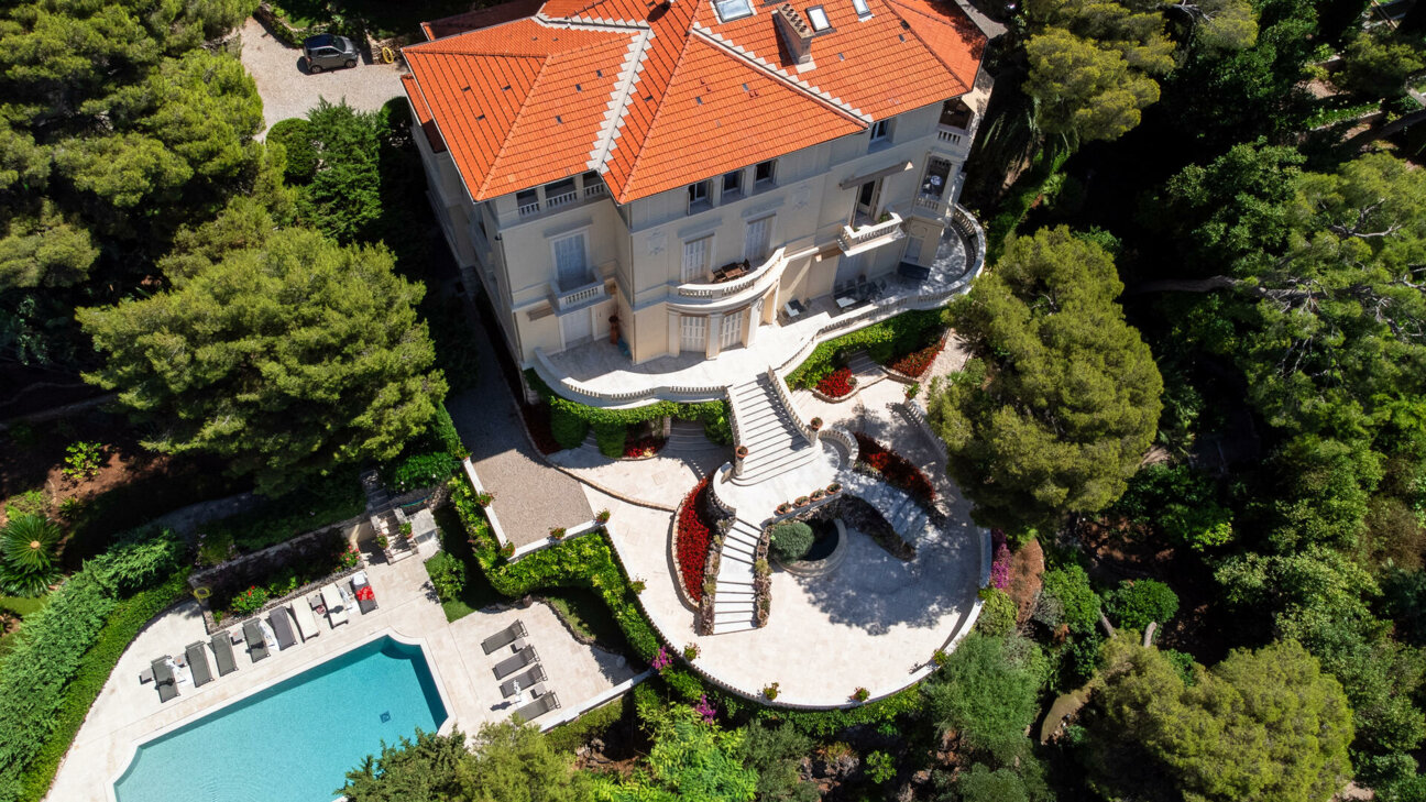 Bien rare : Appartement d'exception au sein d'une villa de prestige à Roquebrune-Cap-Martin