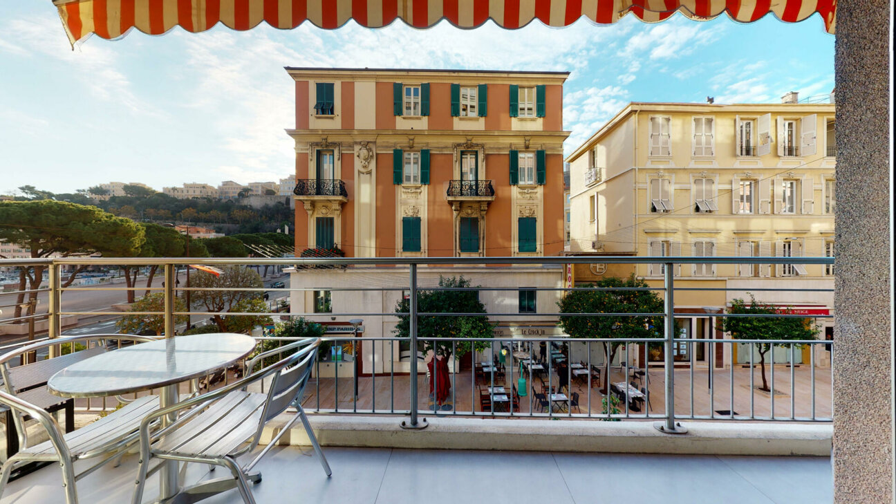 RENOVATED 2 BEDROOM APARTMENT -  HEART OF THE CONDAMINE