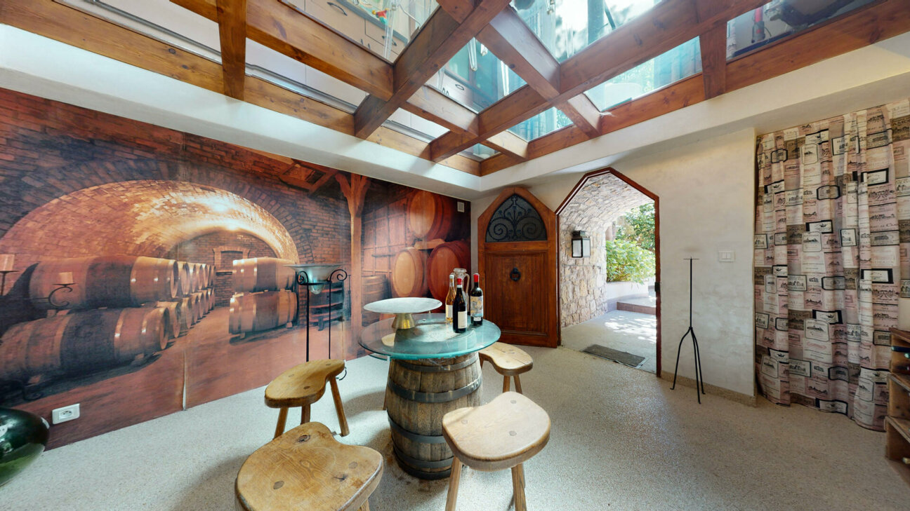 EXCEPTIONAL PRIVATE VILLA FOR SALE - SAINT ROMAN