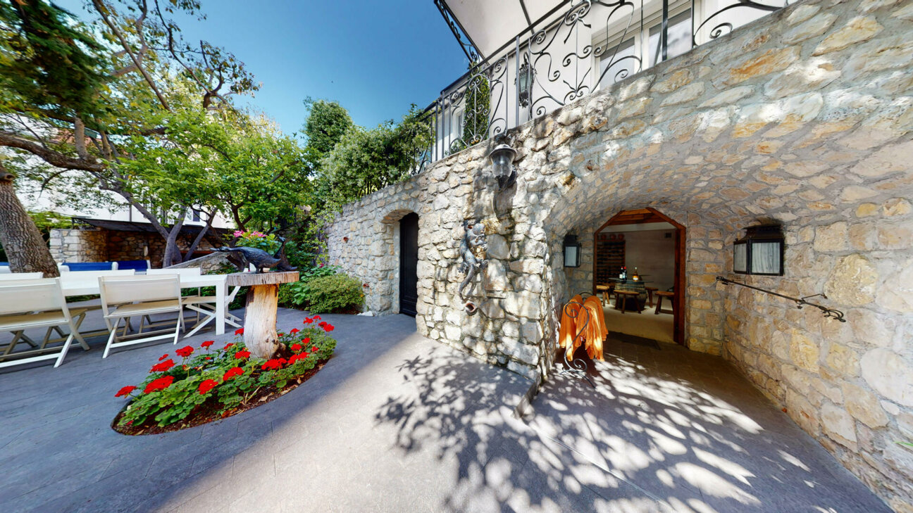 EXCEPTIONAL PRIVATE VILLA FOR SALE - SAINT ROMAN