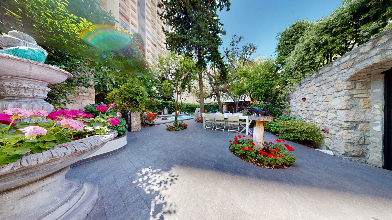 EXCEPTIONAL PRIVATE VILLA FOR SALE - SAINT ROMAN