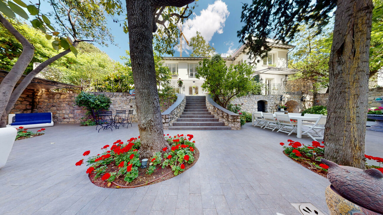 EXCEPTIONAL PRIVATE VILLA FOR SALE - SAINT ROMAN