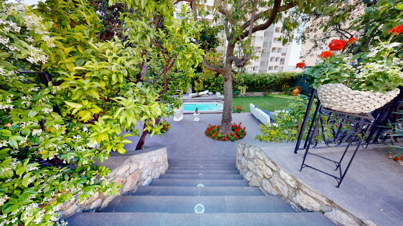 EXCEPTIONAL PRIVATE VILLA FOR SALE - SAINT ROMAN