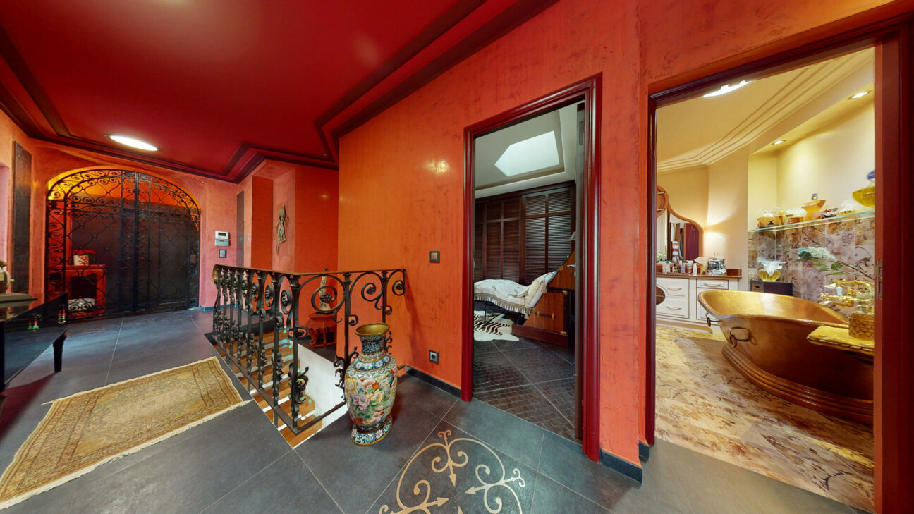 EXCEPTIONAL PRIVATE VILLA FOR SALE - SAINT ROMAN