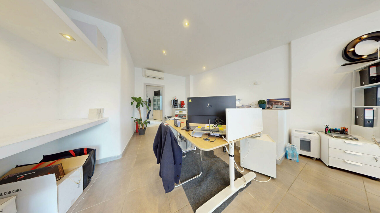 RIGHT TO LEASE WITH WINDOW - MONEGHETTI - OFFICE OR SHOP