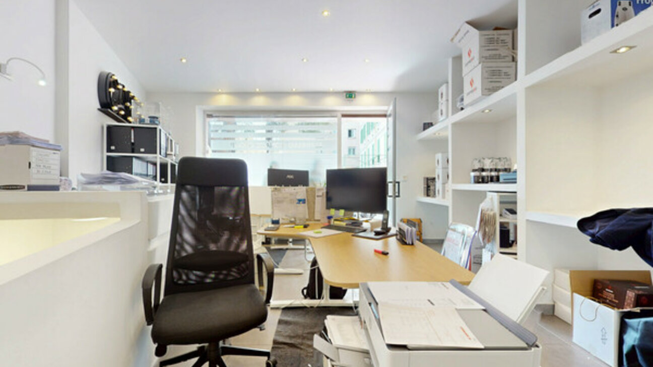 RIGHT TO LEASE WITH WINDOW - MONEGHETTI - OFFICE OR SHOP